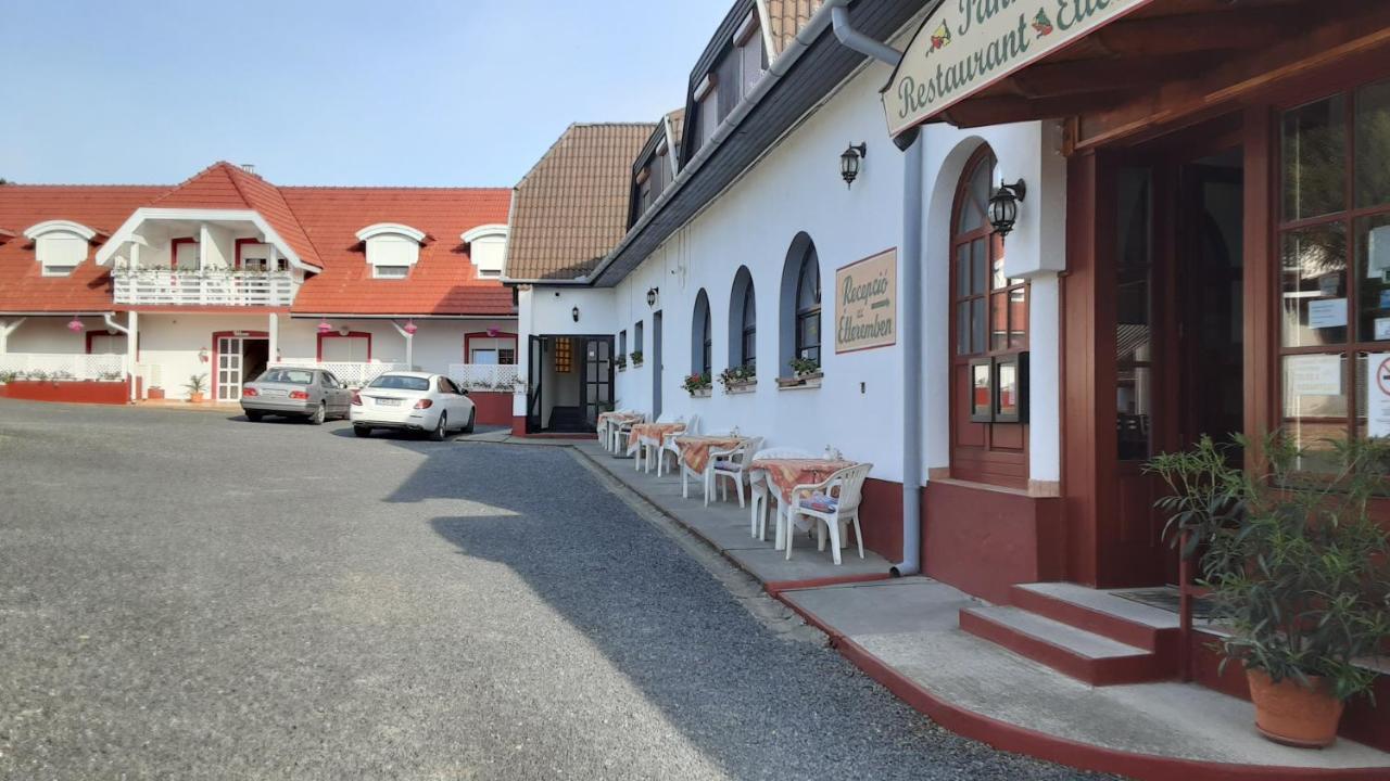 Hotel Pannon Panzio Restaurant Pannonhalma Zewnętrze zdjęcie