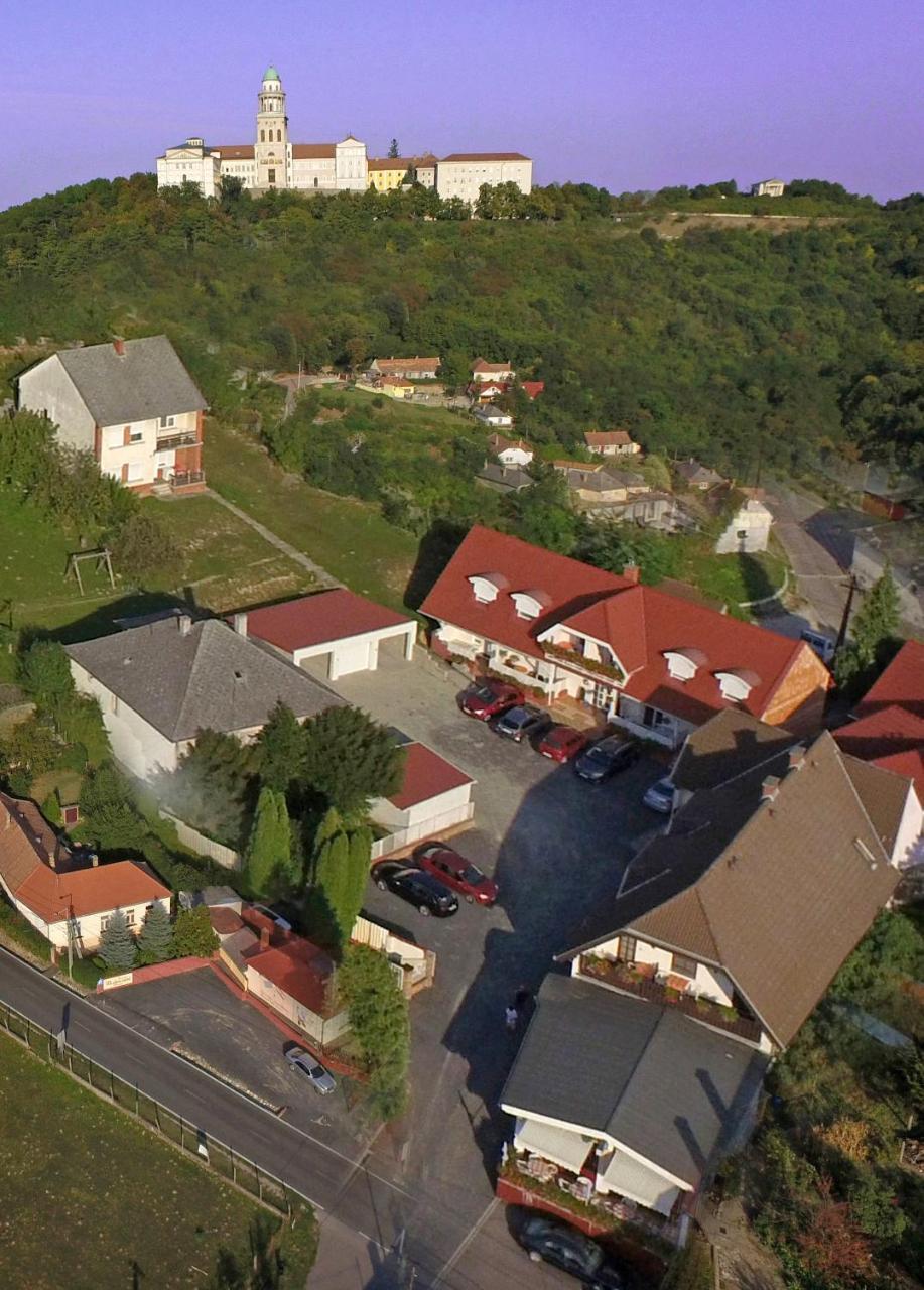 Hotel Pannon Panzio Restaurant Pannonhalma Zewnętrze zdjęcie
